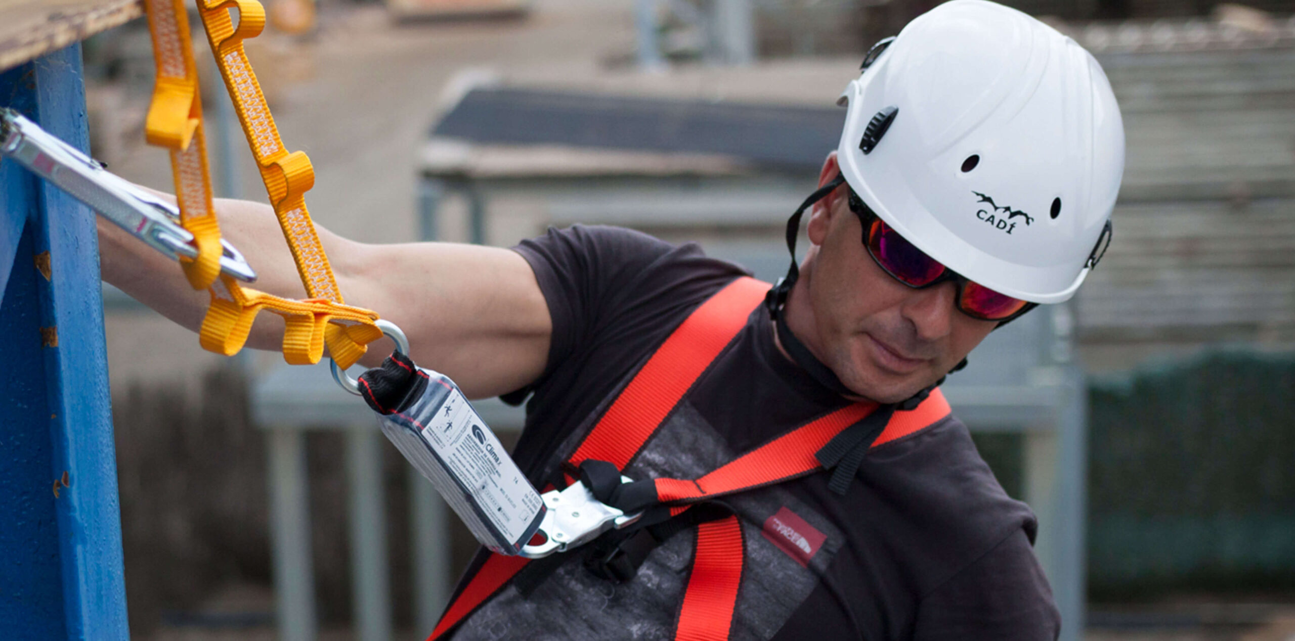 چرا کلاه ایمنی کار در ارتفاع ضروری است و چگونه آن را انتخاب کنیم؟